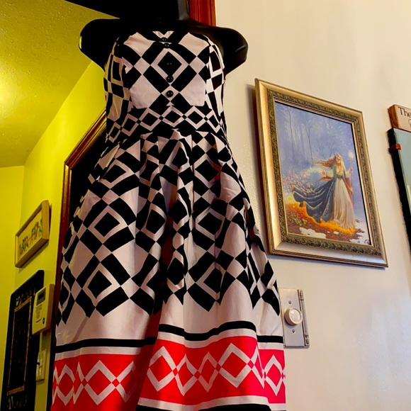 Beautiful strapless dress , just above the knee. - Picture 2 of 6